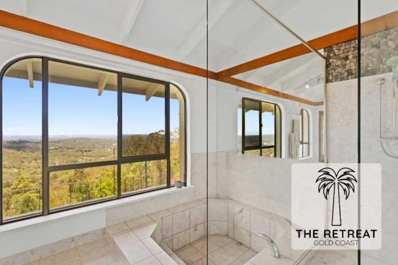 Holiday home The Retreat Gold Coast Mansion Views Sleeps 25 Villa Tallai